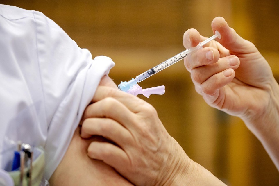 10 in 35,000 vaccinated people experience side-effects, data shows