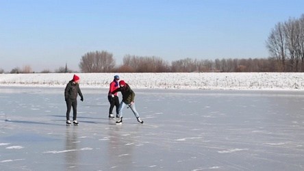 VIDEO: Locals enjoy ice-skating on natural ice in Mechelen