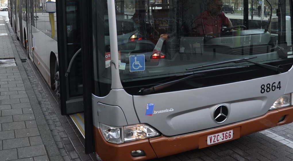 Young man (19) dies in fatal collision with STIB bus in Brussels