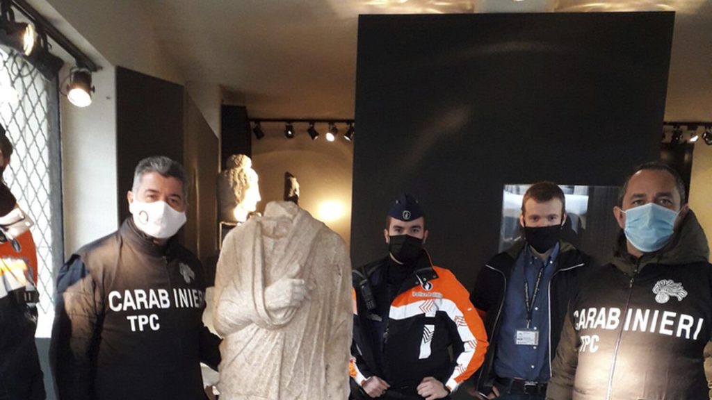 Italian off-duty carabinieri spot stolen Roman statue on sale at Brussels Sablon