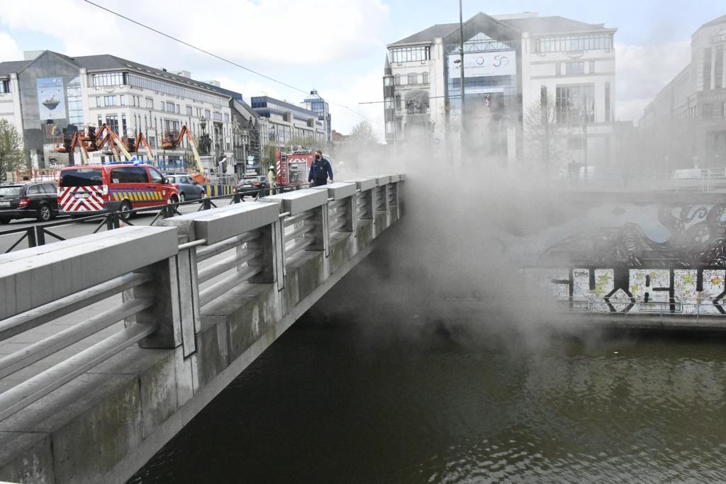 Electrical fire sends smoke over Brussels canal, power outages possible