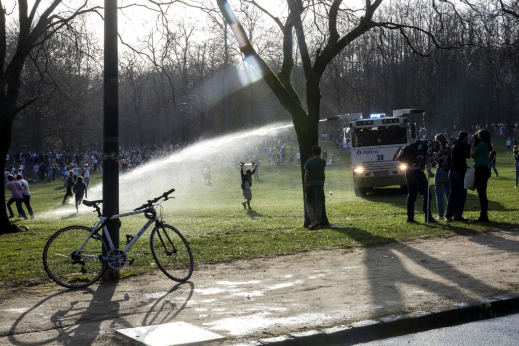 'La Boum 2': Police evacuate Bois de la Cambre and deploy water cannon