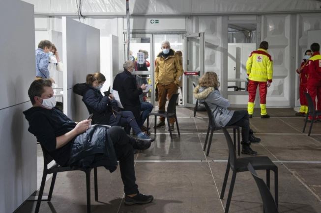 Why Wallonia already invited all adults for vaccination, but Flanders hasn't