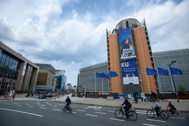 European Parliament calls on the Commission to apply the rule of law conditionality on funding to Hungary