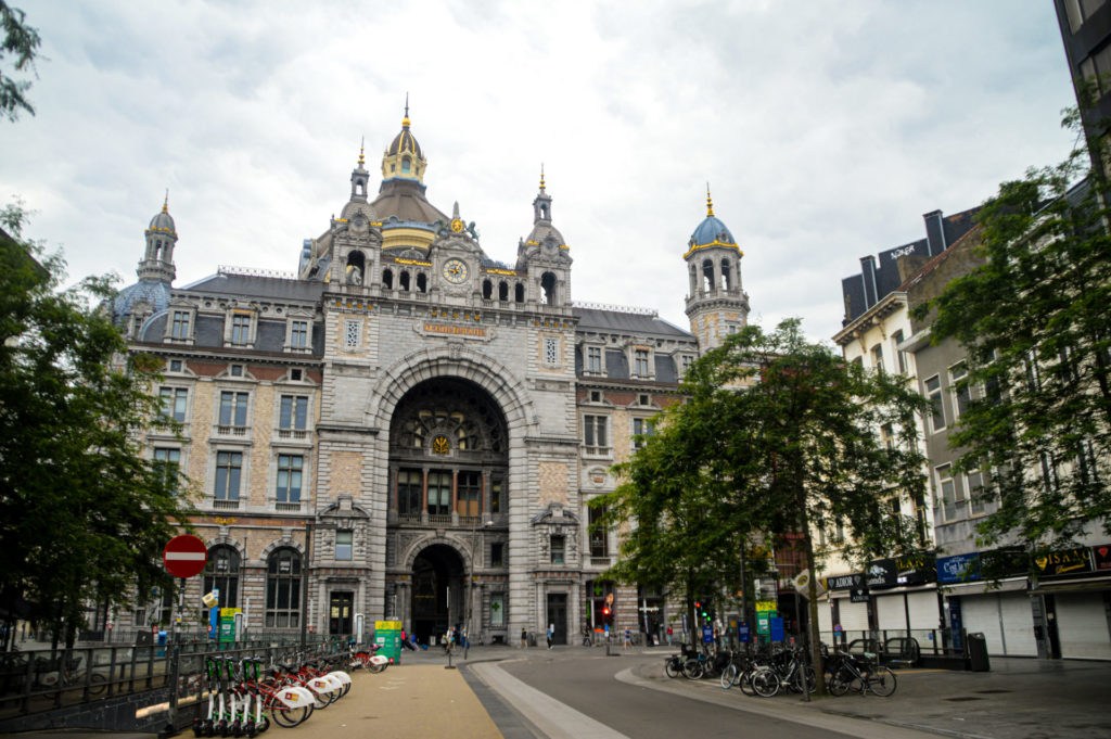 Police catch travelling bank card scammers near Antwerp station