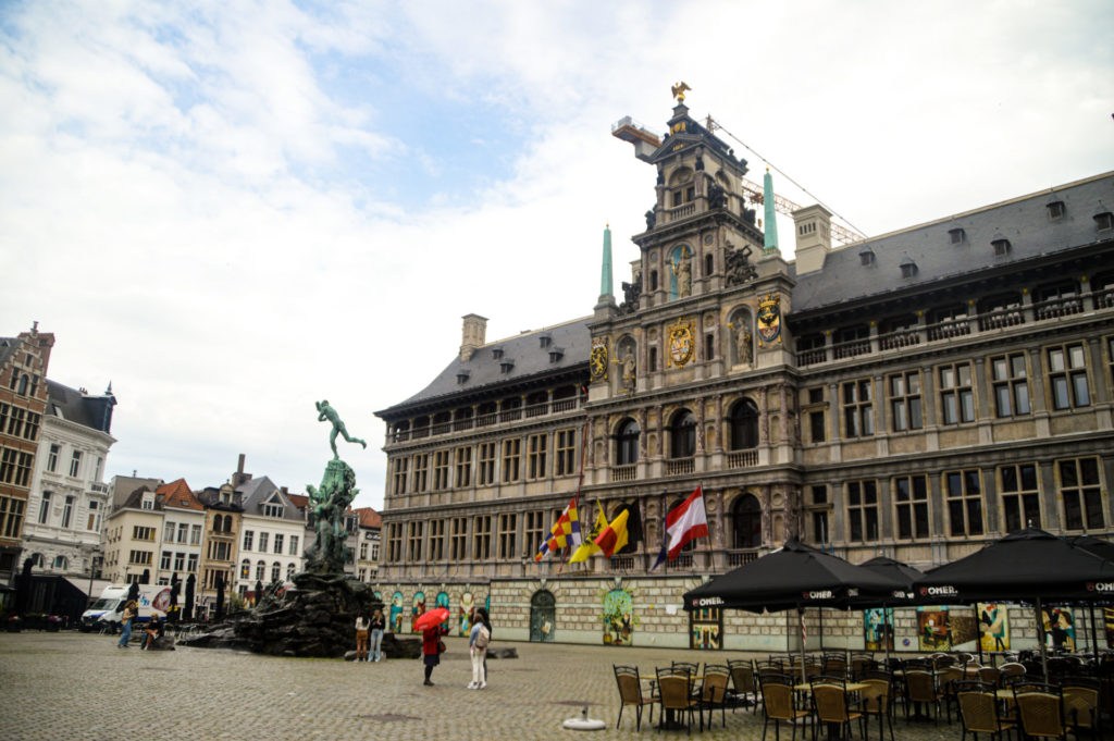 Deafening protest by arts sector during Antwerp city council meeting