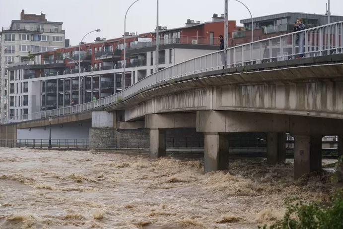 Severe rainfall: 9:00 PM curfew in Verviers, three missing as rescue boat overturns