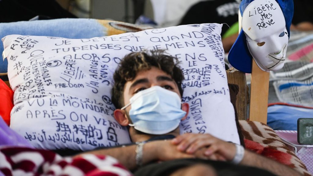 Hunger-striking asylum seekers turn away medical help