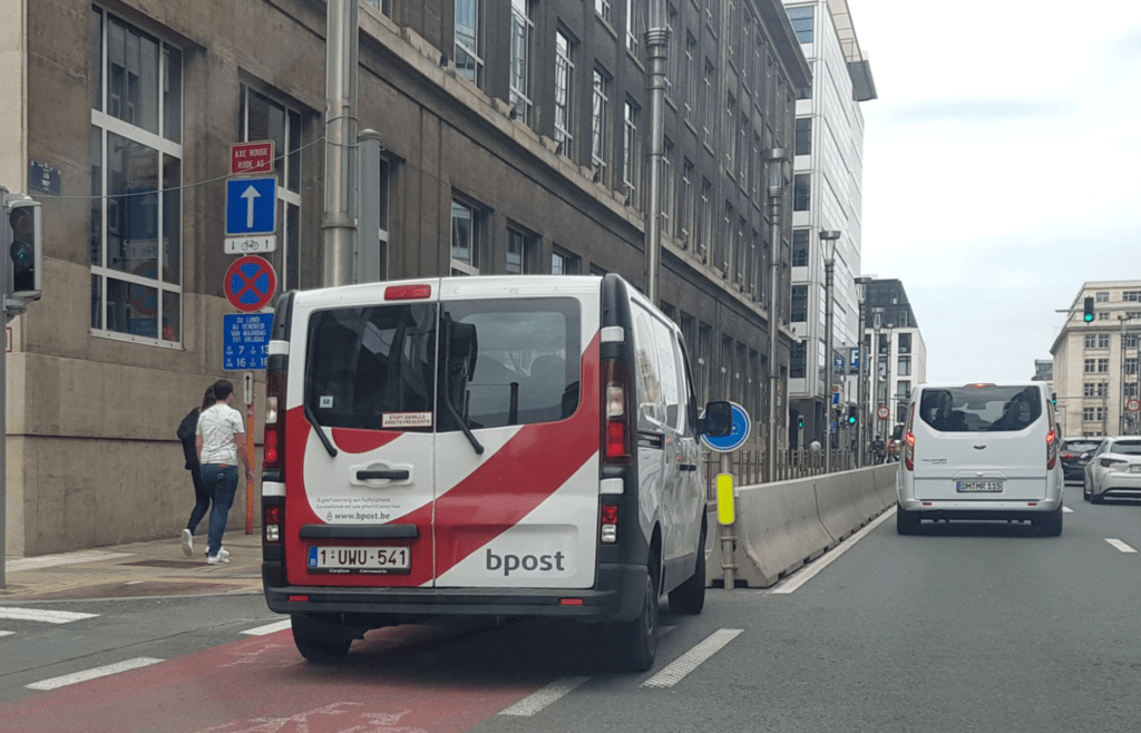Brussels citizen collective wants Bpost to stop illegally parking in bike lanes, footpaths