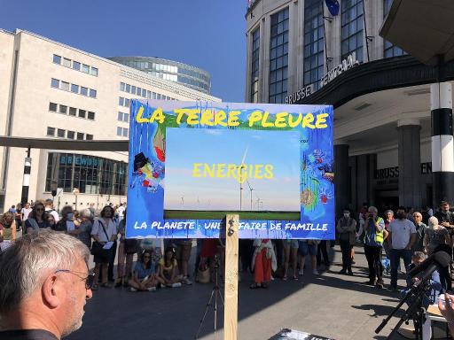 Demonstrators in Brussels sound the alarm on climate change