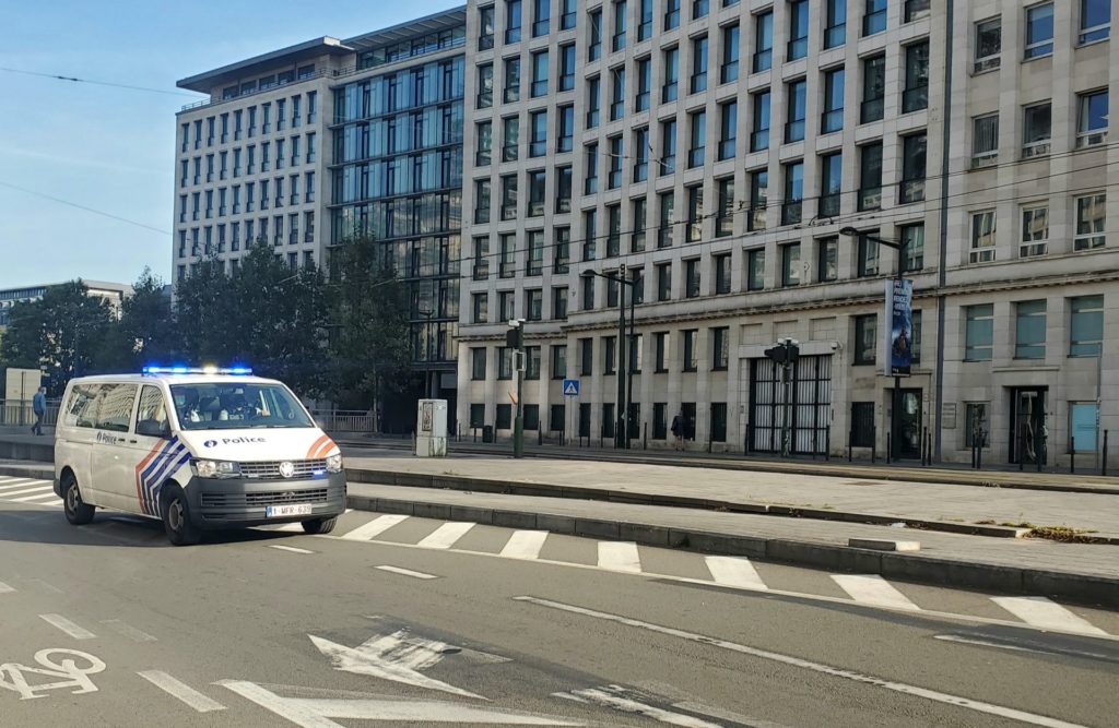Five police officers injured after traffic check incident in Brussels