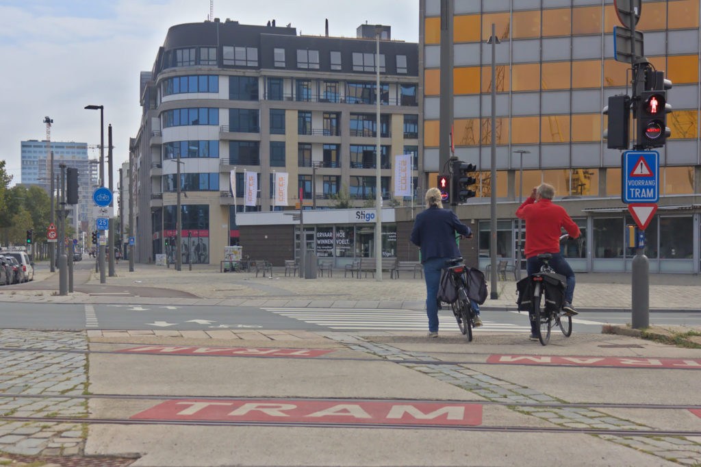 Fatal cycling accident in Ghent raises safety concerns with tram tracks