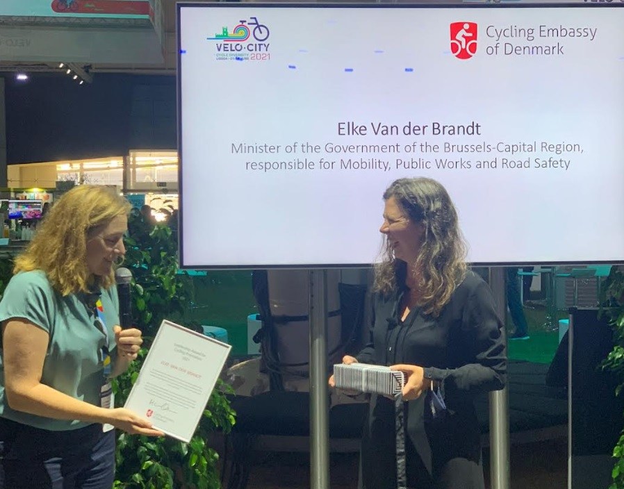 Brussels Minister Elke Van den Brandt receives international award for promoting cycling
