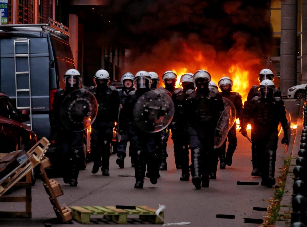 Brussels police issue new warrants for people involved in protests against Covid measures
