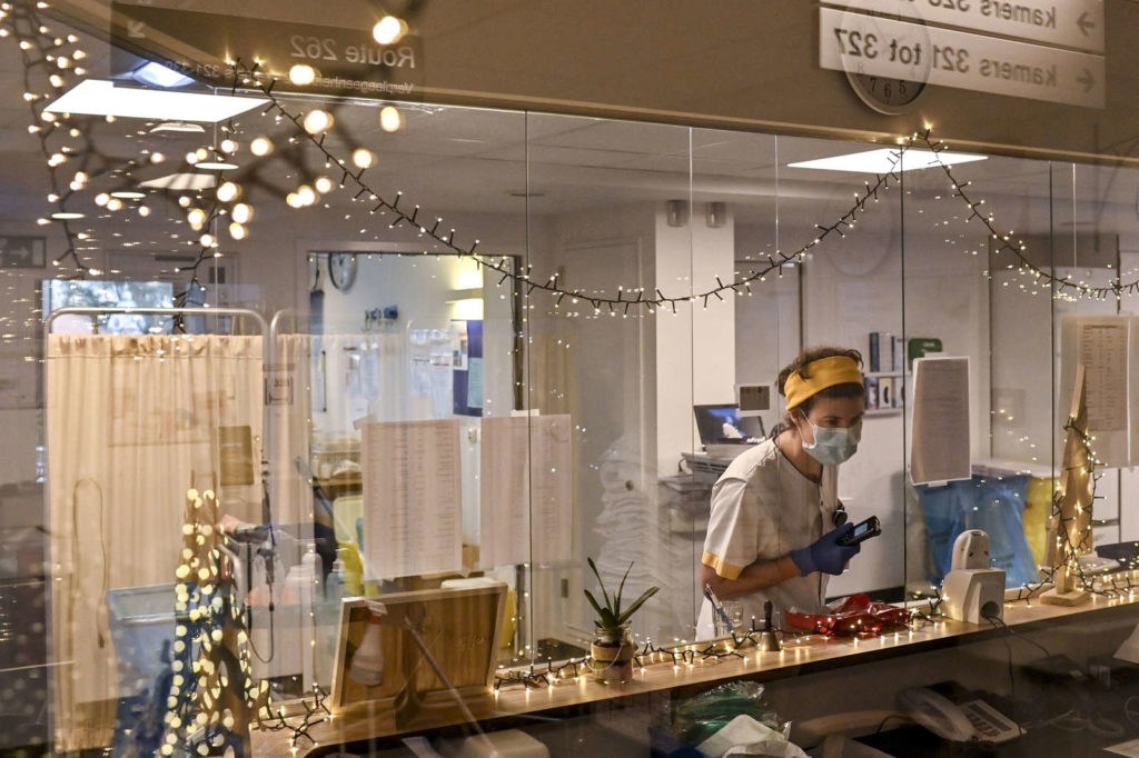 New Covid-19 hospitalisations continue decline, still 827 people in ICU