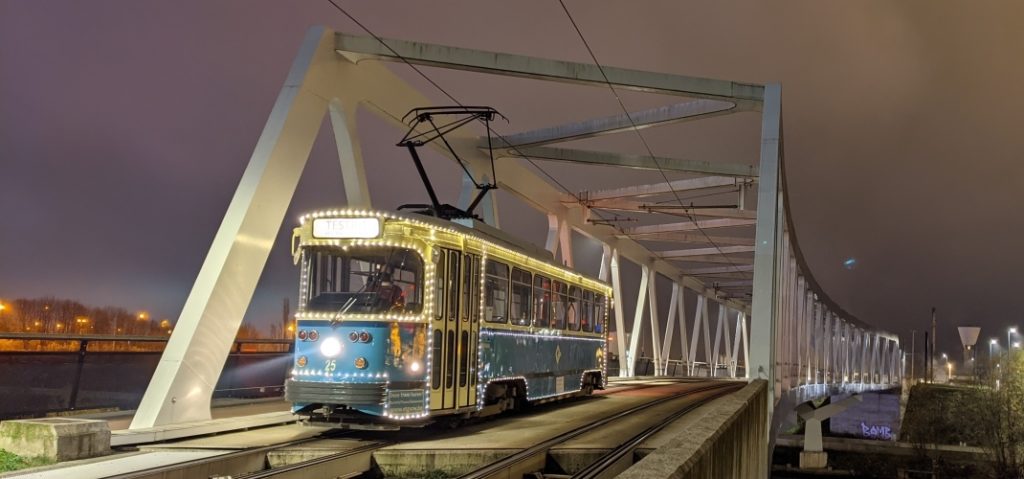 Illuminated Christmas tram rides through Ghent again, but without passengers