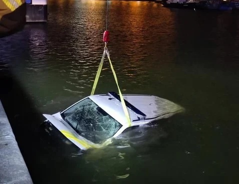 Customs officer crashes patrol van into Antwerp harbour