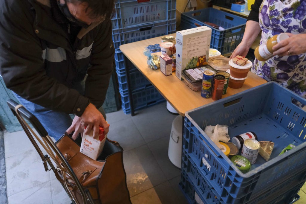 Difficult spring to come: More people rely on food banks