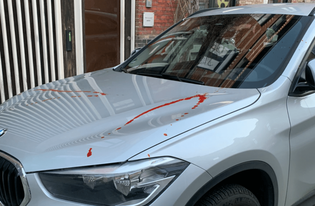 Anti-SUV activists cover SUVs in Ghent with stickers and fake blood