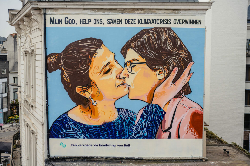 Belgian energy ministers pictured in passionate embrace on Antwerp mural