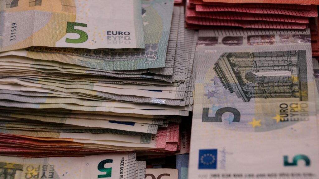 Cash hoarders: Billions stashed in Belgian households