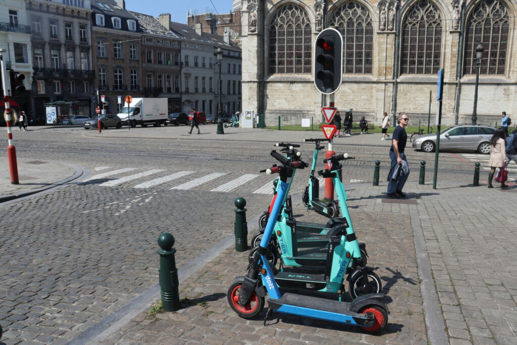 'Can't keep waiting for regional rules': Nine Brussels municipalities restrict scooters
