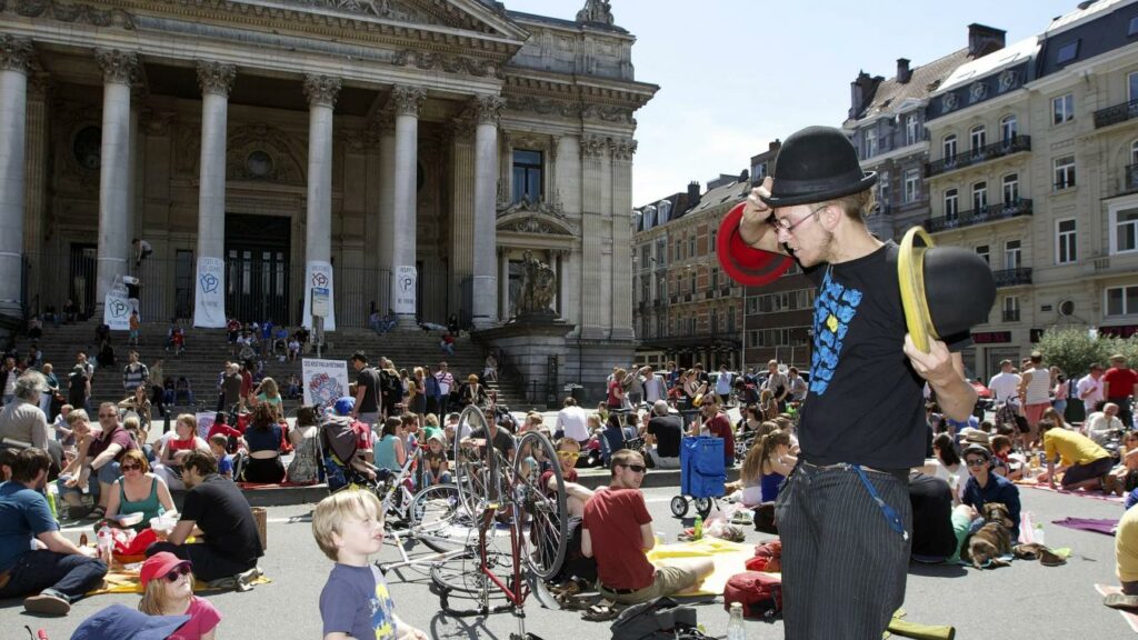 Reclaiming Brussels streets: Mass picnic organised in city centre