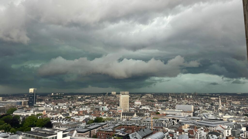 A dry, sunny start will give way to thunderstorms on Tuesday