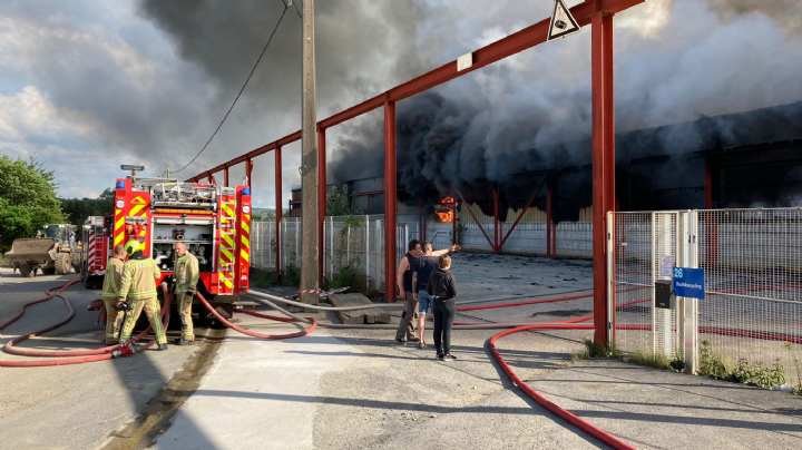 Fire in Rochefort: extinguishing and waste extraction operations continue