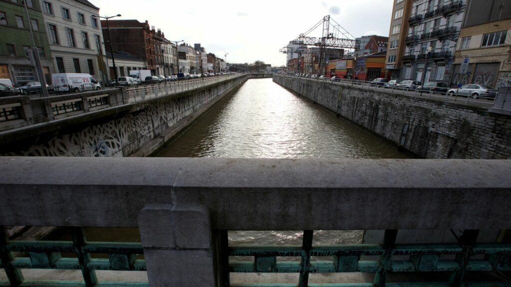 Sewage flowing into Brussels canal