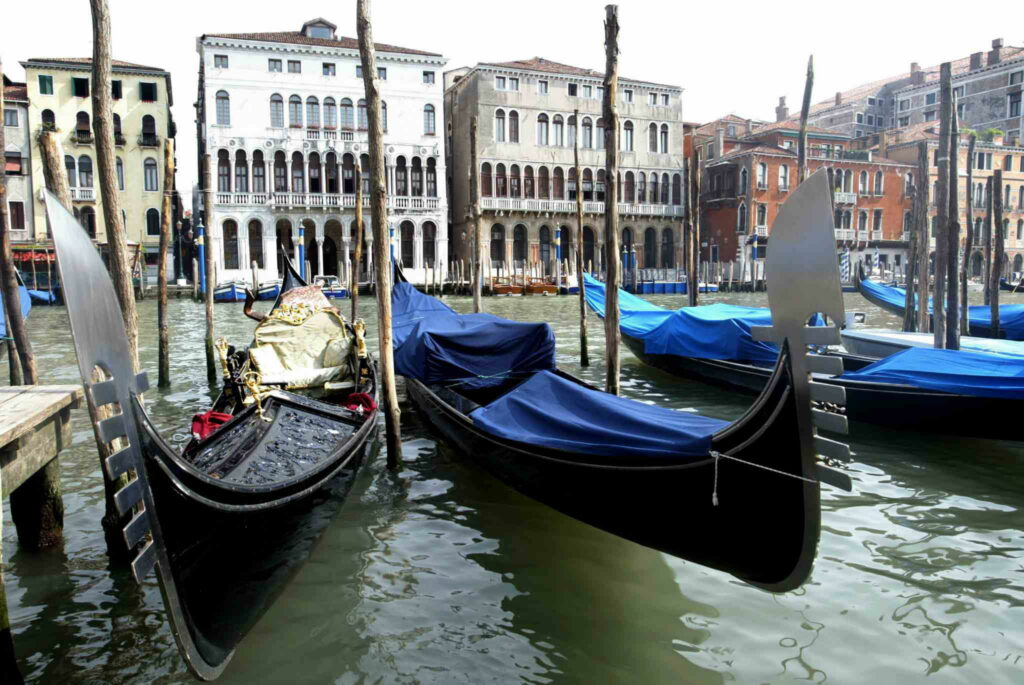 Italian man chooses supermarket over gondola in Venice for proposal