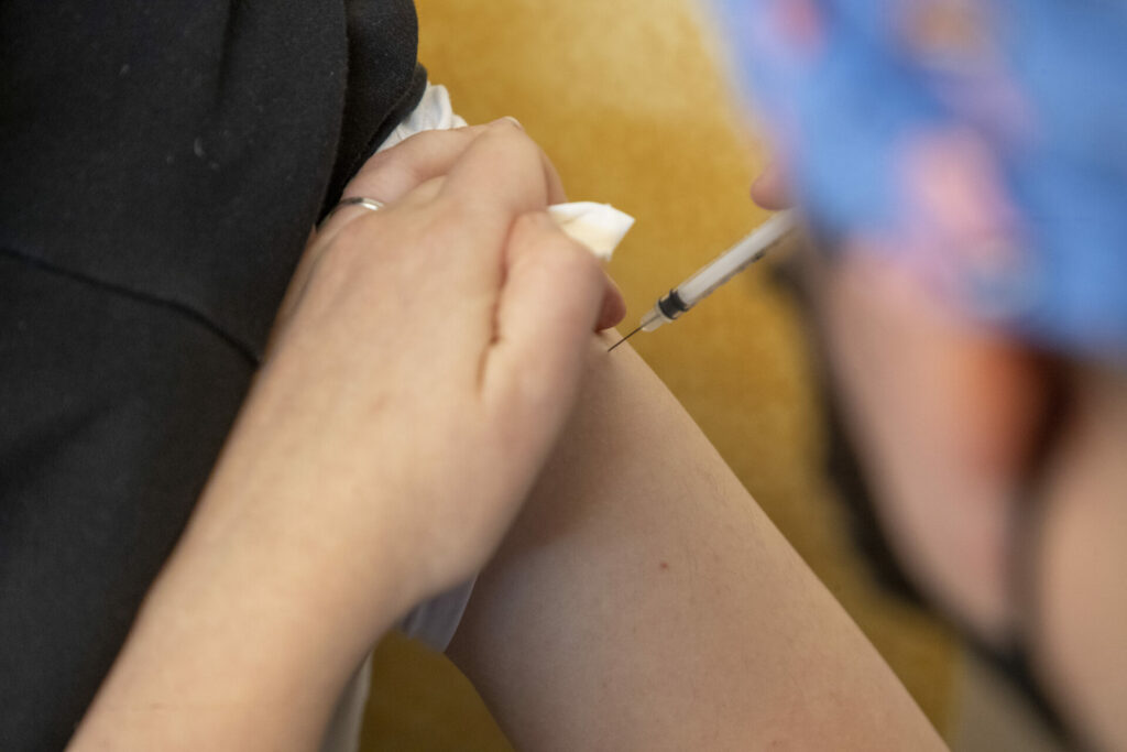 Health Ministers call on high-risk groups to receive additional Covid-19 vaccination