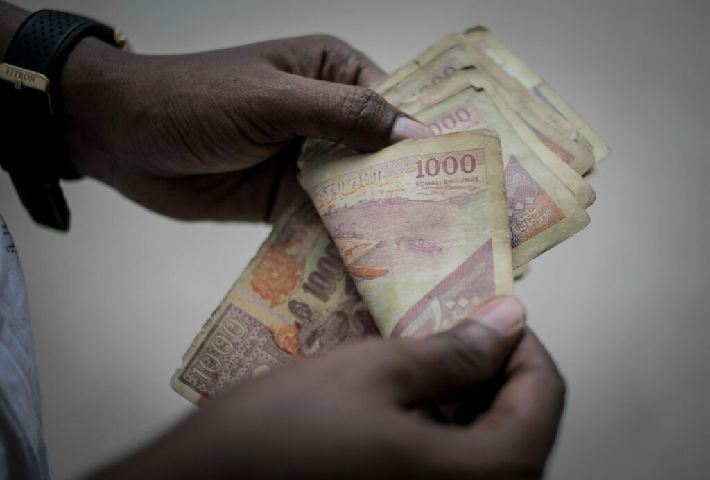 Migrants across world sent €580 billion back to families last year