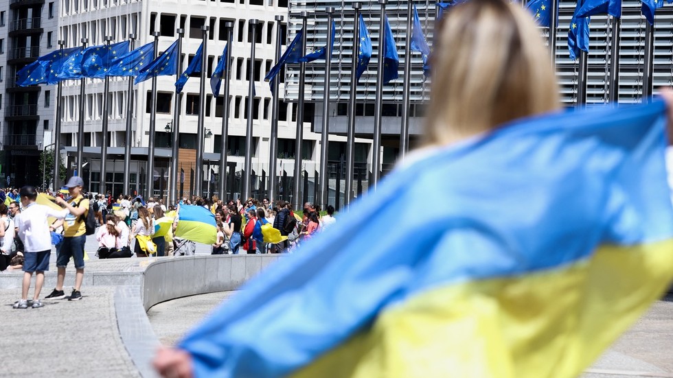 European Commission backs candidate status for Ukraine
