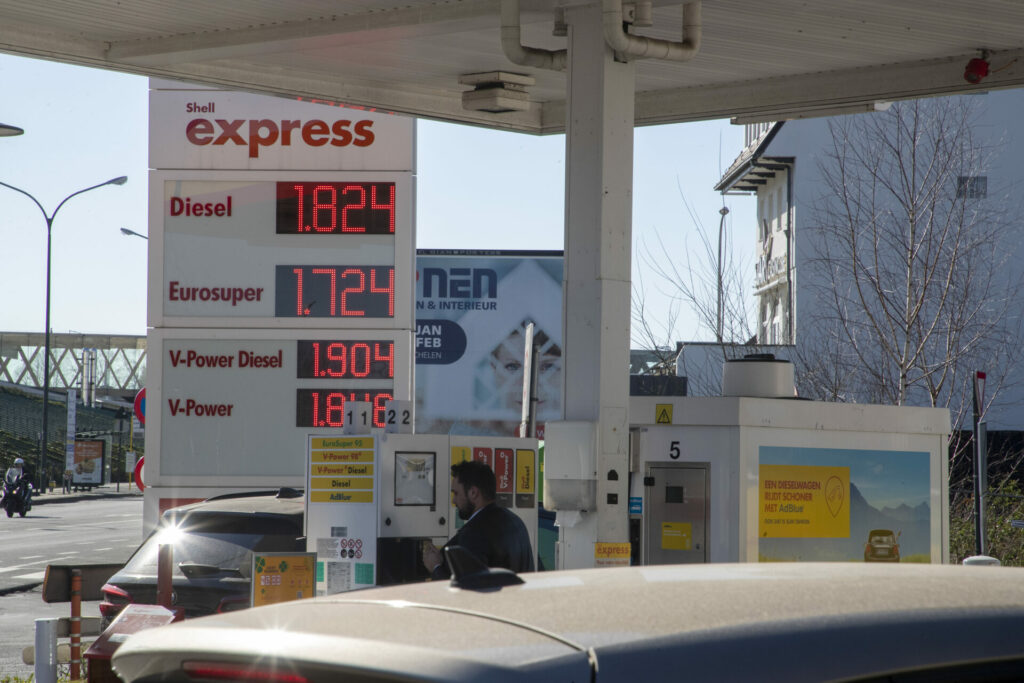 Prices for petrol and heating oil to reach new records on Saturday