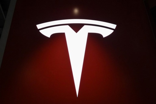 Tesla to split shares in three to attract employees and small investors