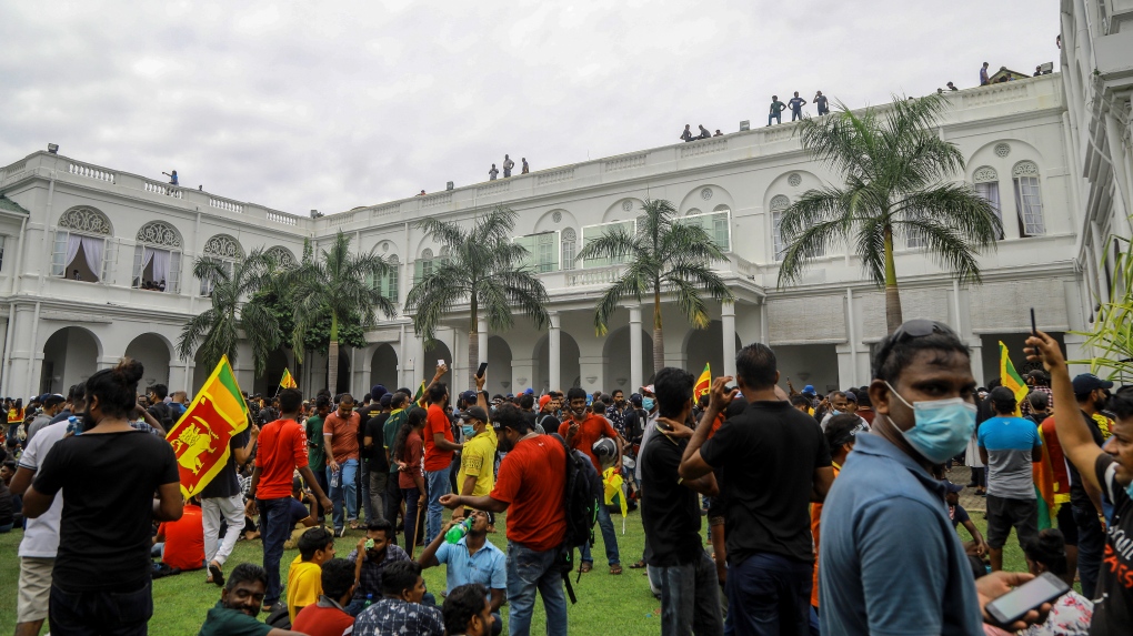 Sri Lanka: Protestors storm presidential palace and will stay until leaders resign