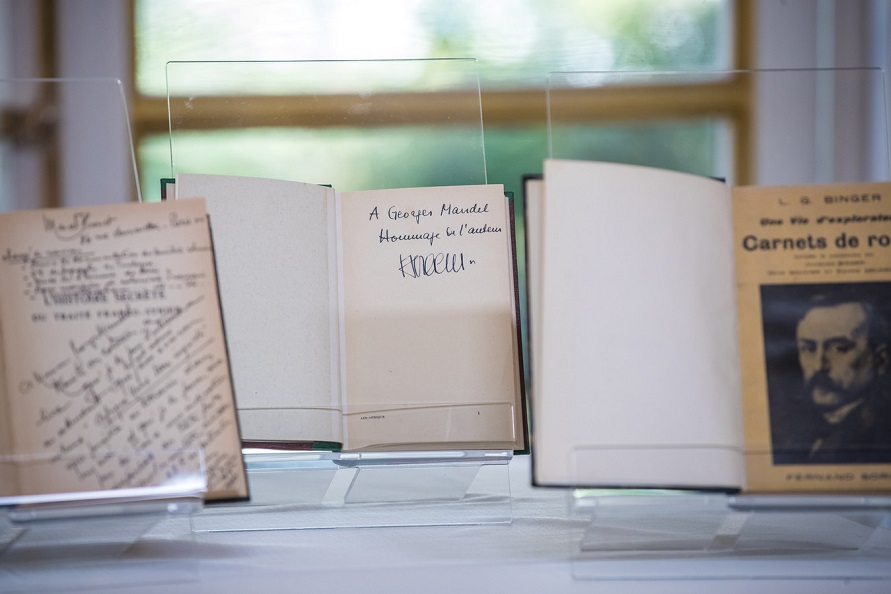 Germany returns stolen books to descendant of French resistance fighter