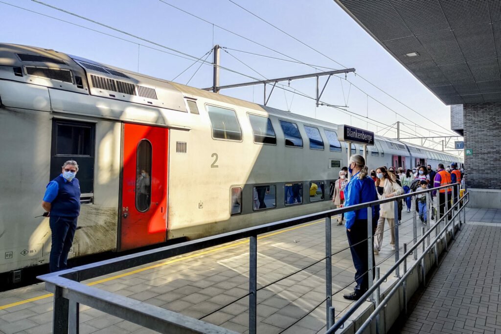 Extra trains to Belgian coast as heatwave is expected to push people to seaside
