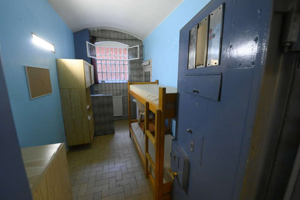 Man escapes Brussels prison cell through hole behind toilet