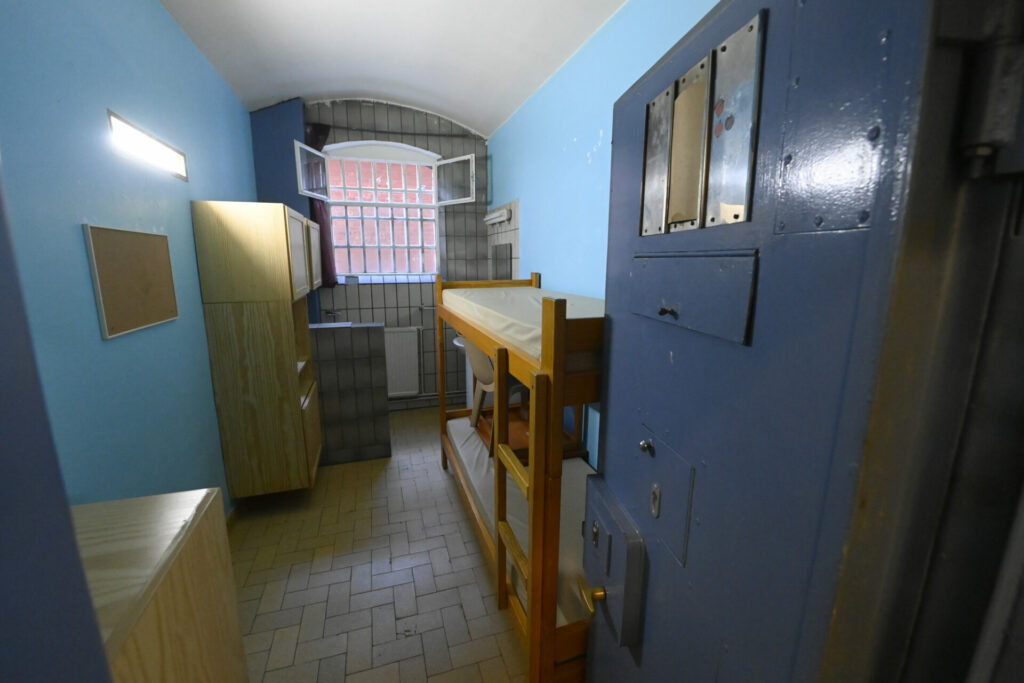 Man Escapes Brussels Prison Cell Through Hole Behind Toilet 1123