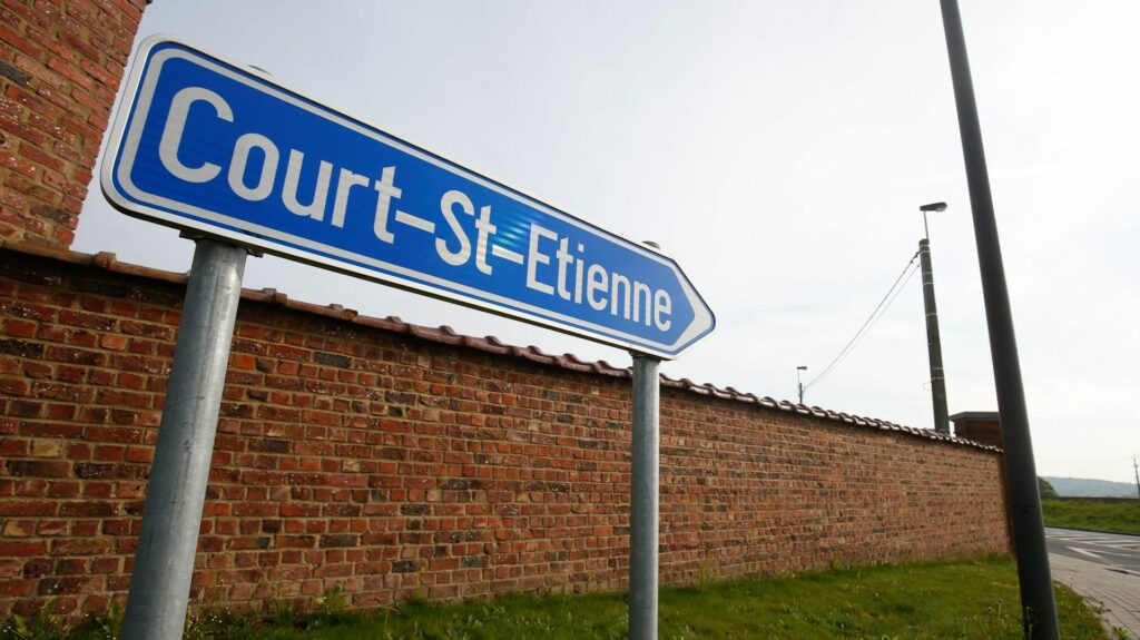 Car accident causes gas leak in Court-Saint-Étienne