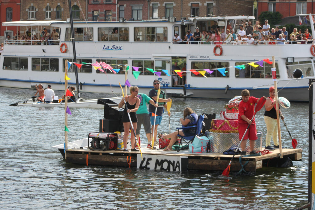 In pictures: 40th edition of nautical race of bathtubs in Dinant