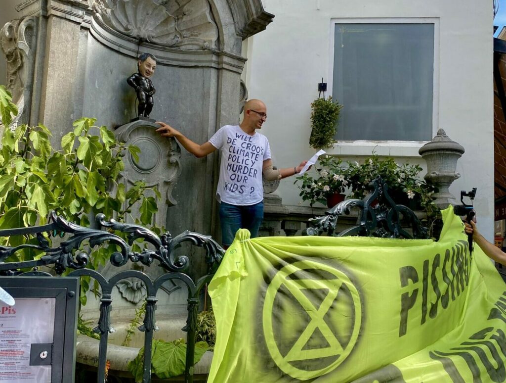 Extinction Rebellion decorates the Manneken Pis in climate protest