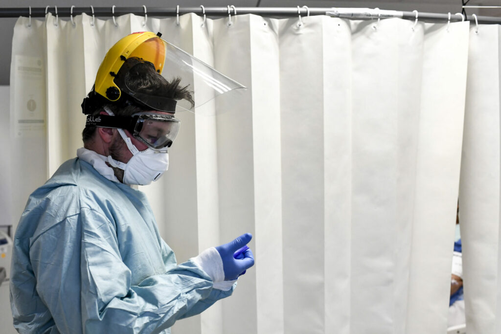 Covid-19 hospitalisations rise but deaths going down
