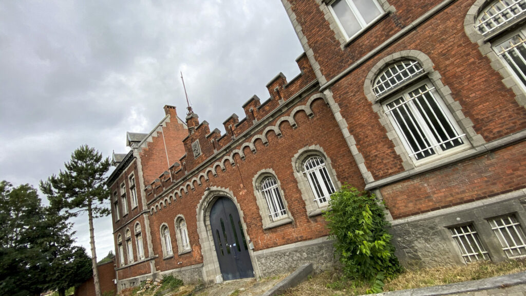 Detainee escapes from Nivelles prison, later captured on railway tracks