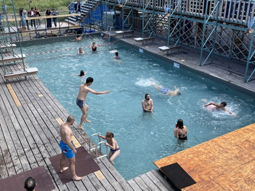 Open-air swimming pool Flow closes summer with mini-festival