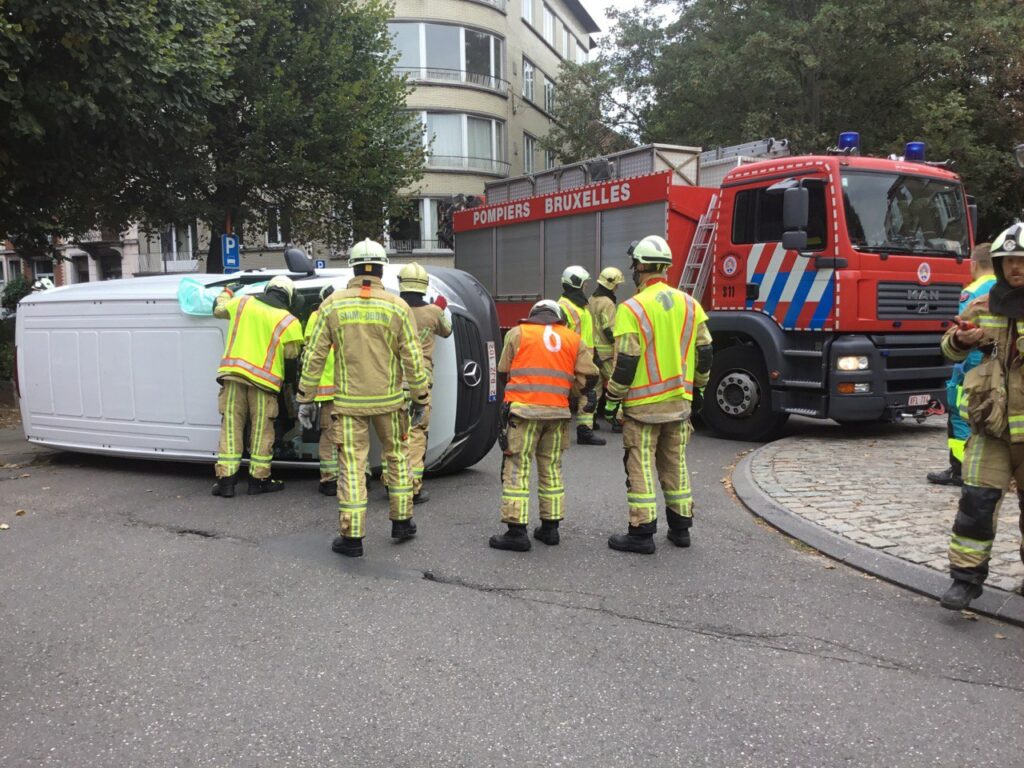 Van driver taken to hospital following road accident in Molenbeek