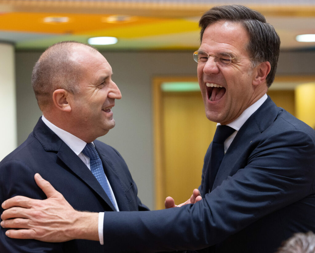 Pro-Russian ex-president on course to win Bulgarian elections