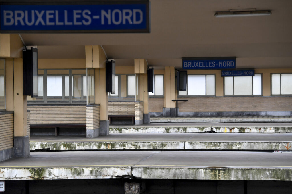 Public laments loss of wooden benches in Gare du Nord